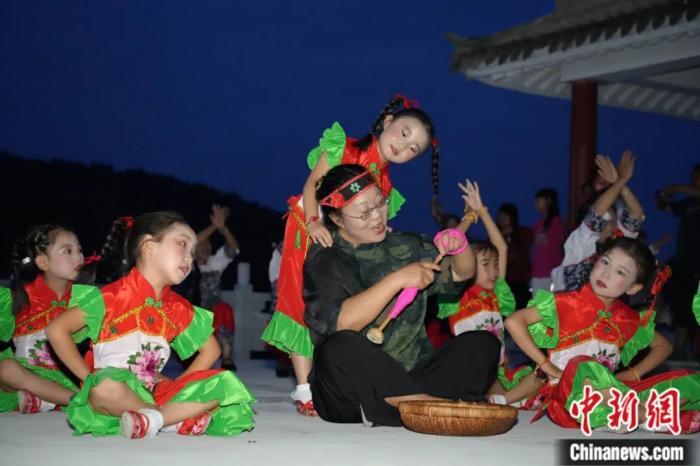 甘肅省西和縣小朋友們迎接“巧娘娘”。魏朵朵 攝 甘肅省西和縣小朋友們迎接“巧娘娘”。魏朵朵 攝