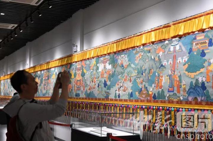 圖為觀眾觀看唐卡《涼州會盟》。 中新社記者 戴文昌 攝 圖為觀眾觀看唐卡《涼州會盟》。 中新社記者 戴文昌 攝