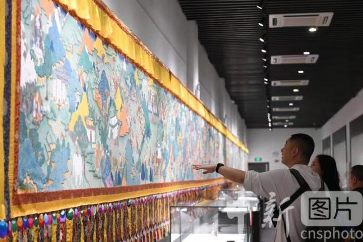 圖為觀眾參觀唐卡《涼州會盟》。 中新社記者 戴文昌 攝 圖為觀眾參觀唐卡《涼州會盟》。 中新社記者 戴文昌 攝