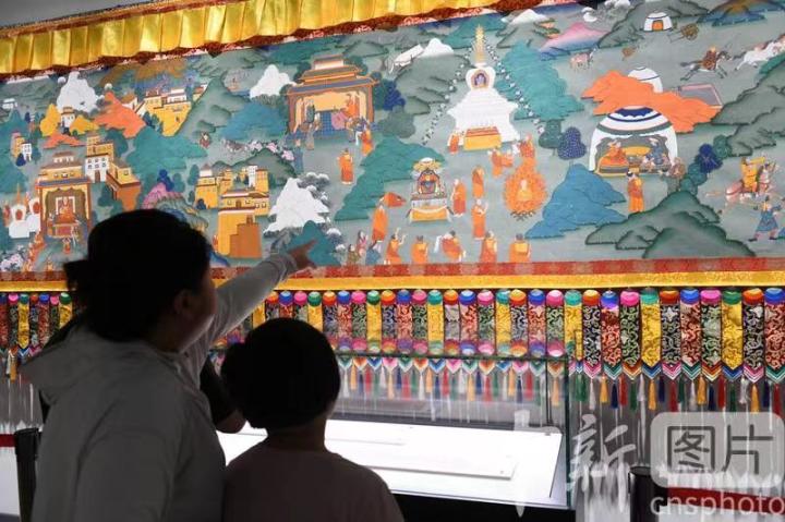 圖為觀眾觀看唐卡《涼州會盟》。 中新社記者 戴文昌 攝 圖為觀眾觀看唐卡《涼州會盟》。 中新社記者 戴文昌 攝