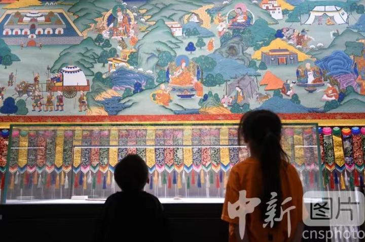 圖為觀眾參觀唐卡《涼州會盟》。 中新社記者 戴文昌 攝 圖為觀眾參觀唐卡《涼州會盟》。 中新社記者 戴文昌 攝