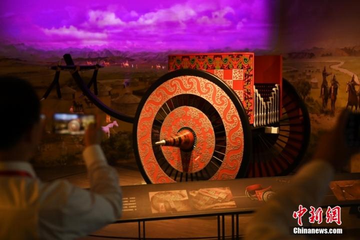 8月16日,甘肅省天水市張家川回族自治縣馬家塬車輿博物館內,游客拍攝等比例的戰國西戎車輿復制品。 8月16日,甘肅省天水市張家川回族自治縣馬家塬車輿博物館內,游客拍攝等比例的戰國西戎車輿復制品。