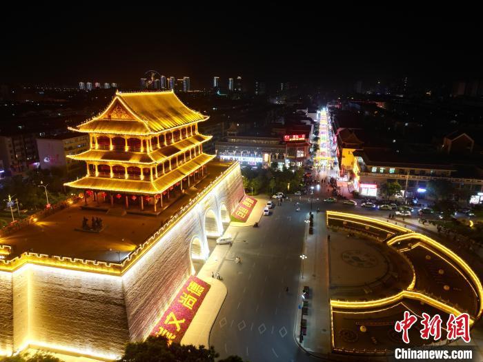 圖為武威市標志性建筑涼州古城門燈光亮起。(無人機照片)  戴文昌 攝</p><p> 圖為武威市標志性建筑涼州古城門燈光亮起。(無人機照片)  戴文昌 攝</p><p>