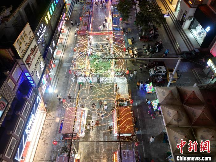 圖為明清街夜市燈光點亮具有武威文化元素的“銅奔馬”彩燈。(無人機照片)  戴文昌 攝</p><p> 圖為明清街夜市燈光點亮具有武威文化元素的“銅奔馬”彩燈。(無人機照片)  戴文昌 攝</p><p>