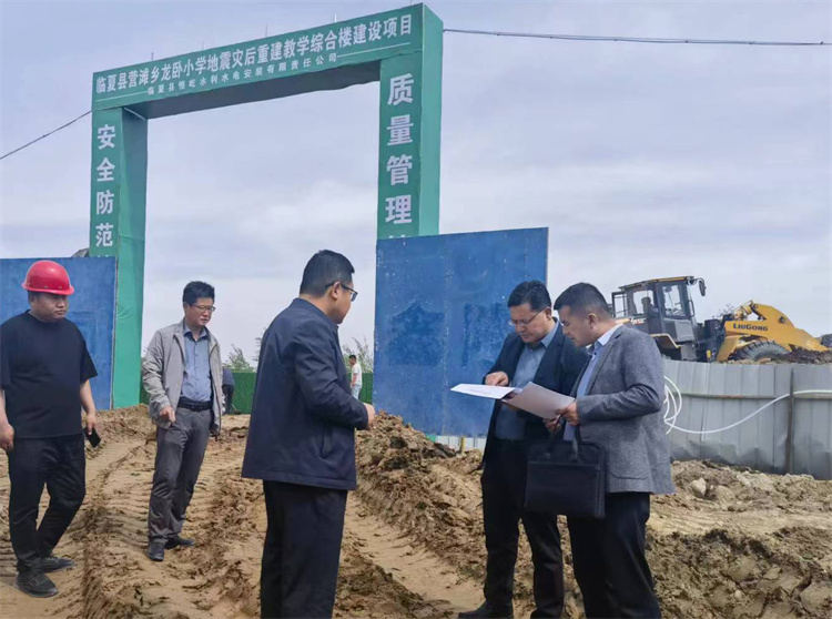州紀委監委督查組在臨夏縣營灘鄉龍臥小學災后重建教學綜合樓建設項目施工現場開展督導檢查。.jpg