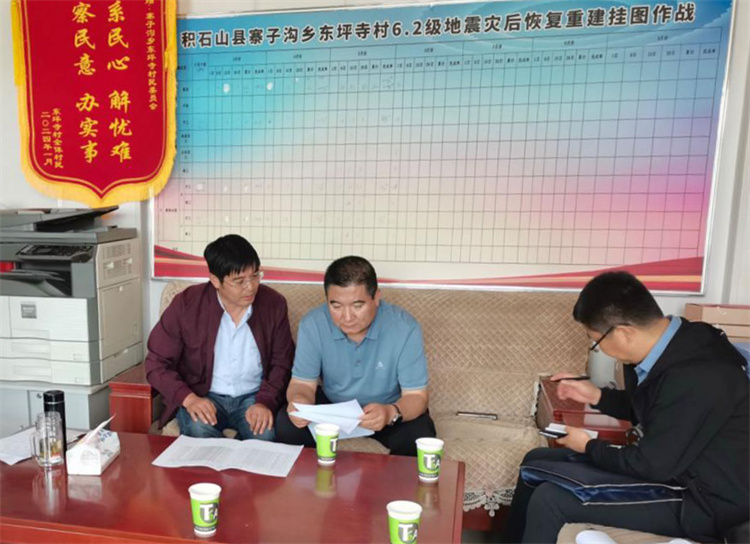 州縣紀委監委機關聯合督查組對下沉干部 、駐村干部 、包村組長、村干部 “四級”干部履職到崗情況，以及工作日志和民情臺賬、訴求臺賬進行日常監督檢查，壓實工作責任。.jpg