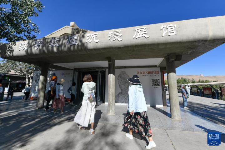 7月22日,游客排隊進入“尋境敦煌——數字敦煌沉浸展”場館。新華社記者 郎兵兵 攝</p>
<p> 7月22日,游客排隊進入“尋境敦煌——數字敦煌沉浸展”場館。新華社記者 郎兵兵 攝</p>
<p>