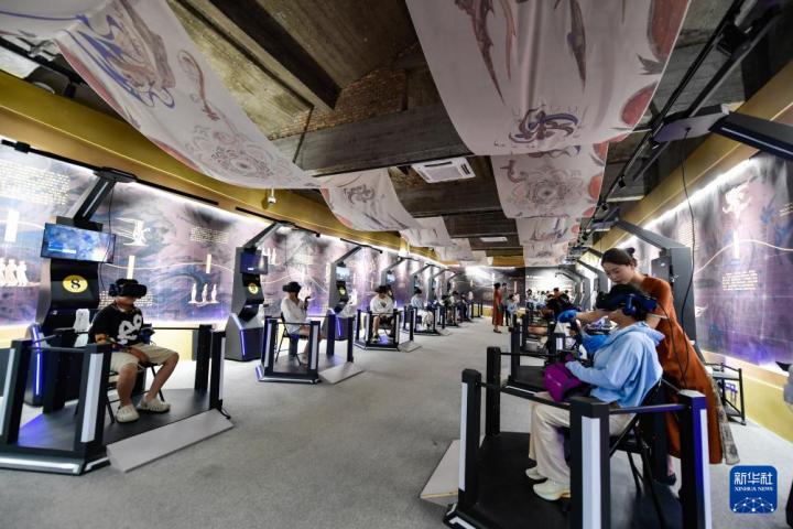 7月22日,游客線下體驗“尋境敦煌——數字敦煌沉浸展”。新華社記者 郎兵兵 攝</p>
<p> 7月22日,游客線下體驗“尋境敦煌——數字敦煌沉浸展”。新華社記者 郎兵兵 攝</p>
<p>