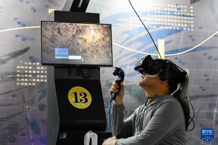 7月22日,游客借助VR設備沉浸式游覽莫高窟第285窟虛擬場景。新華社記者 郎兵兵 攝 7月22日,游客借助VR設備沉浸式游覽莫高窟第285窟虛擬場景。新華社記者 郎兵兵 攝