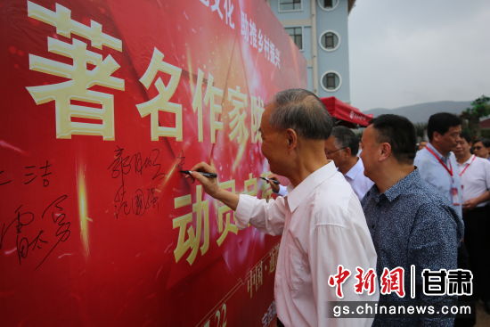 圖為作家簽名。 圖為作家簽名。